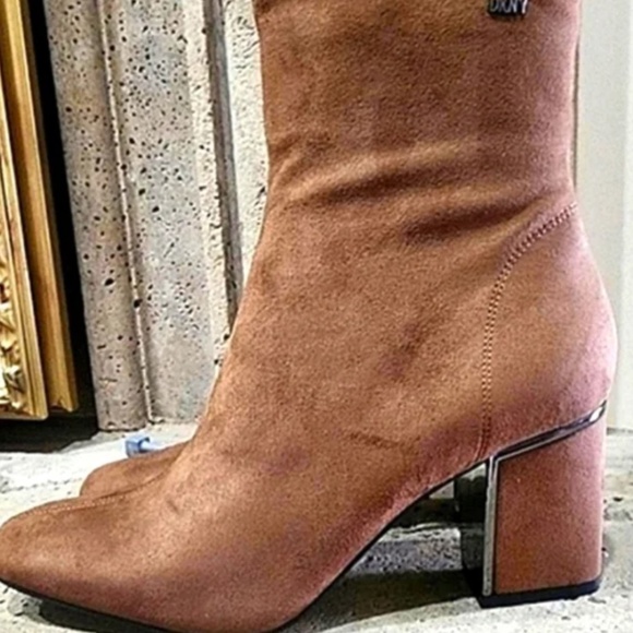 NIB DKNY Cavale Stretch Ankle Booties Size 9 Tan - Picture 3 of 12